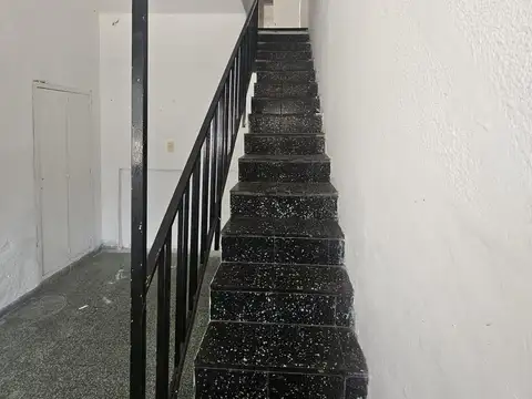 Leguizamon  al 900, casa planta alta con garage y patio