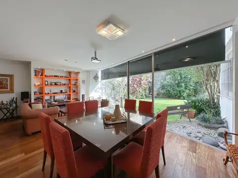 Casa de 4 dormitorios con 5 cocheras, 2 quinchos, pileta y más de 1.000m² en Lourdes