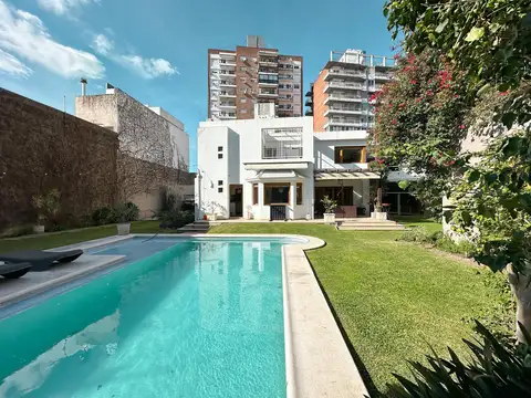 Casa de 4 dormitorios con 5 cocheras, 2 quinchos, pileta y más de 1.000m² en Lourdes