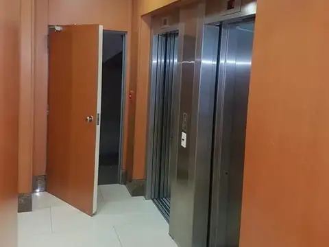 Edificio Corporativo de 8 pisos en Venta / Centro Retiro Cat