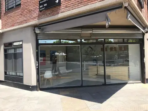 Local en esquina Nazca y Paez