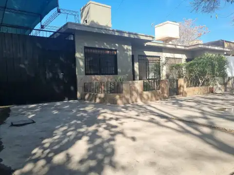 Casa 7 ambientes con 2 baños