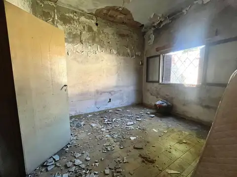 CASA A REFACCIONAR/TERRENO EN LANÚS