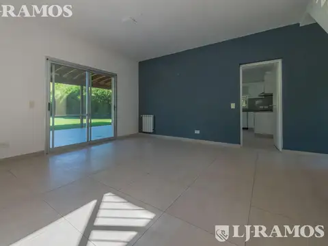 Casa en Alquiler con 2 cocheras