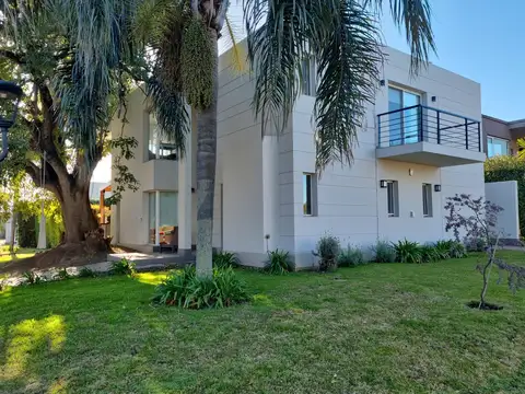 Casa 5 ambientes con una cochera Altos de Hudson I