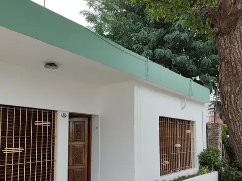 VENTA CASA 4 AMBIENTES CON PARQUE Y PARRILLA MERLO