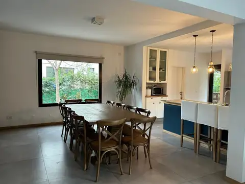 Casa 4 ambientes con 2 baños