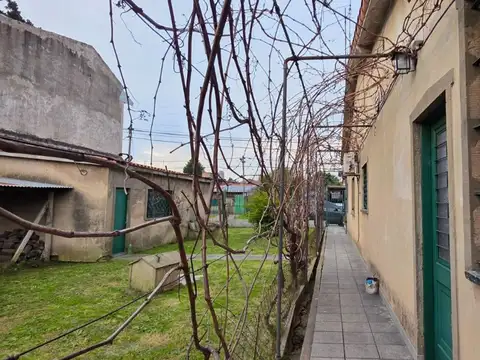LOTE CON GARAGE CERRADO Y CASA VENTA CLAYPOLE