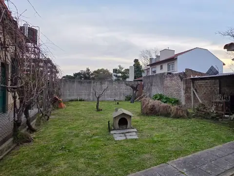 LOTE CON GARAGE CERRADO Y CASA VENTA CLAYPOLE