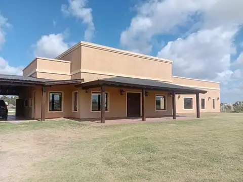Casa 10 ambientes con 5 baños