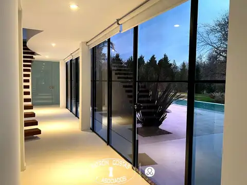 Casa 9 ambientes con 5 baños
