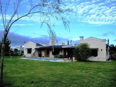 Venta - Casa con Pileta y Parque en Lobos