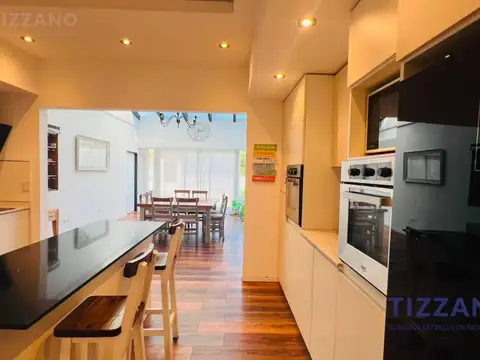 Casa en Venta con 2 cocheras