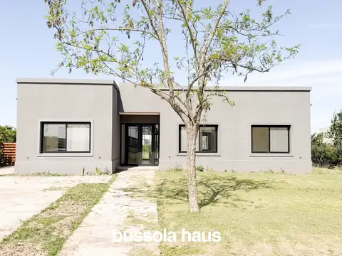 Casa en venta 3 dormitorios a la laguna en una planta en el Canton Islas Escobar