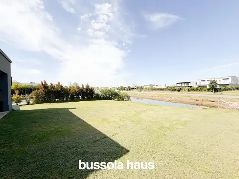 Casa en venta 3 dormitorios a la laguna en una planta en el Canton Islas Escobar