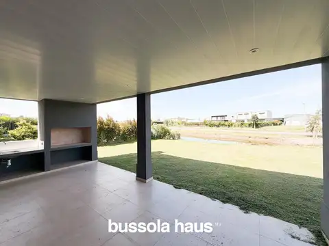 Casa 5 ambientes con 4 baños