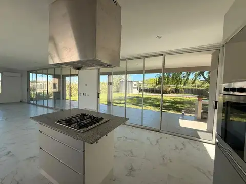 Casa en Venta con 3 cocheras