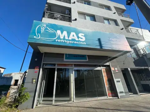 Local comercial sobre avenida Peron en alquiler 