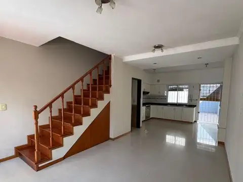 Casa en Alquiler con 1 cochera