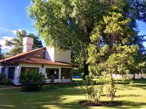 CASA EN VENTA CON PARQUE DE 4600M2, EN ZONA CENTRAL DEL CLUB DE CAMPO EL MORO, MARCOS PAZ