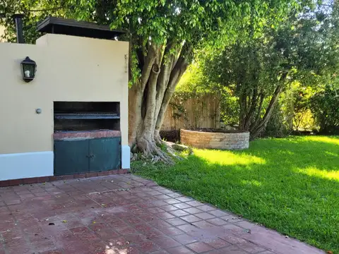 Casa en Alquiler con 4 cocheras