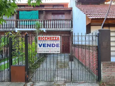 DUPLEX CUATRO AMBIENTES CON COCHERA Y PATIO CON QUINCHO