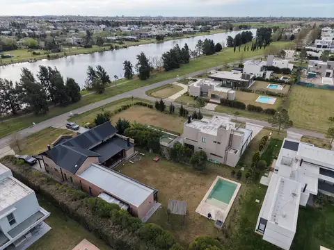 Av del Lago 64