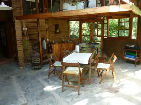 Casa 8 ambientes con 2 baños