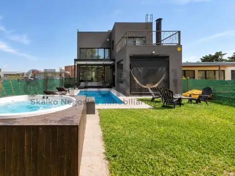 VENTA CASA 3 DORMITORIOS, QUINCHO, PISCINA, TERRAZA ,JACUZZI, BRISANOVA, PUEBLO 