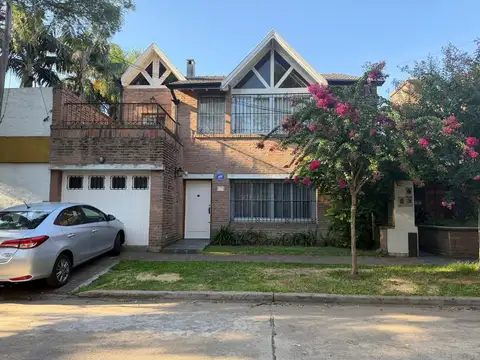 VENTA CASA 4 AMBIENTES CON COCHERA EN DON BOSCO