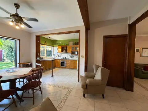 VENTA CASA 4 AMBIENTES CON COCHERA EN DON BOSCO
