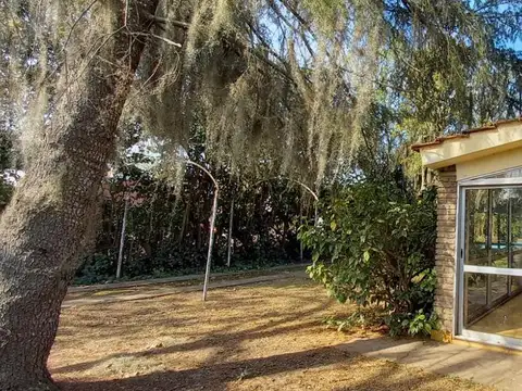VENTA - Casa 2 dormitorios, jardín y piscina - Garita 12, Funes.