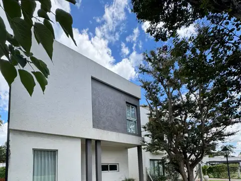 CASA EN VENTA, BARRIO CON PORTON EL SAUCE