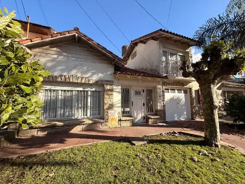 Casa en Azcuenaga 2800 de cuatro ambientes con garage