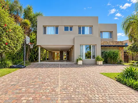 Casa en venta de 5 dormitorios con pileta en  Funes Hills San Marino