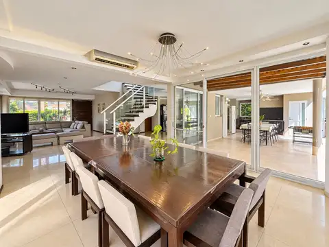 Casa en Venta con 2 cocheras