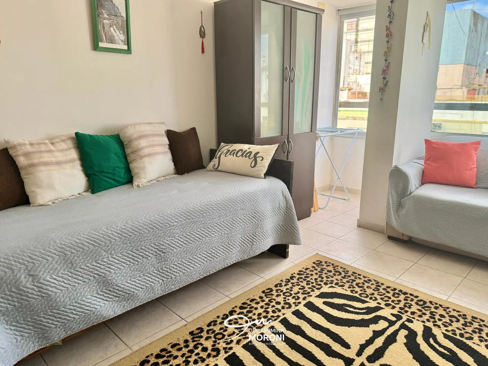 Monoambiente a la calle 26m², piso alto, con A/A — Centro, a 1 cuadra de Plaza Colón