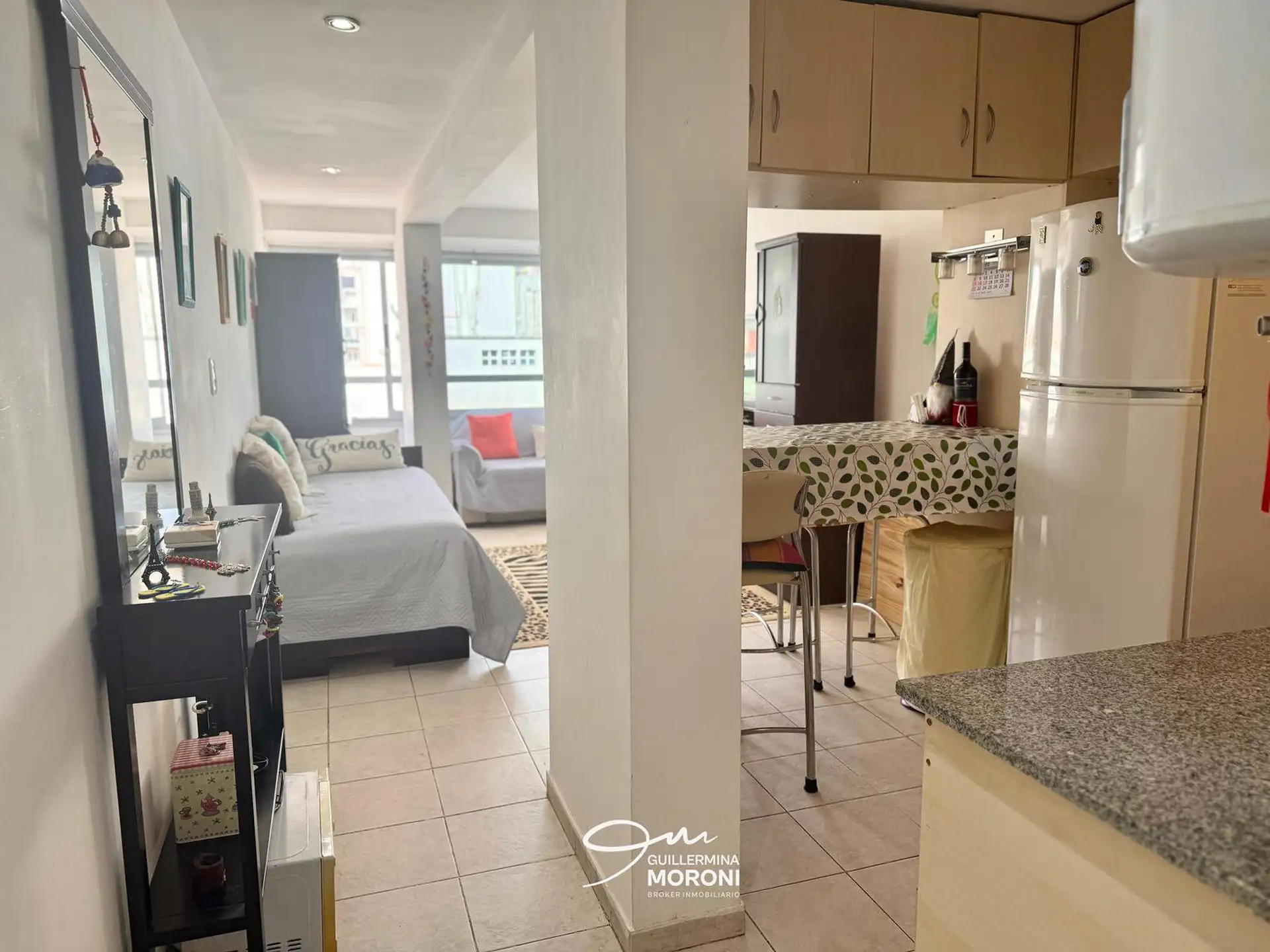 Monoambiente a la calle 26m², piso alto, con A/A — Centro, a 1 cuadra de Plaza Colón