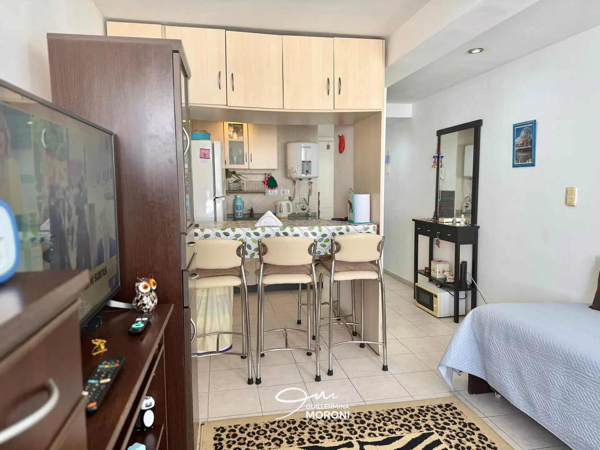 Monoambiente a la calle 26m², piso alto, con A/A — Centro, a 1 cuadra de Plaza Colón
