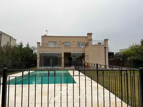 Casa en Venta y/o Alquiler, en Barrio Cerrado, Pileta. 3 dormitorios. Galeria. Escobar