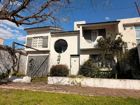 Chalet de 5 ambientes - Ituzaingó Norte