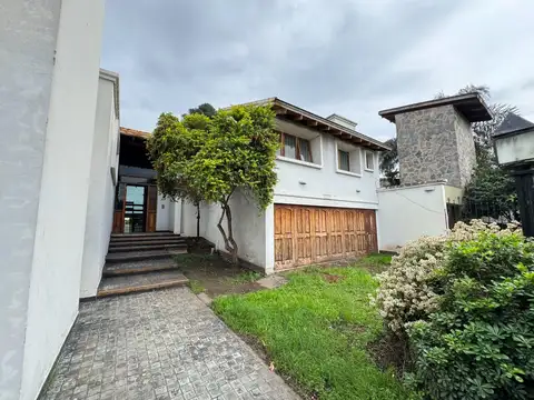 Casa en Alquiler con 6 cocheras