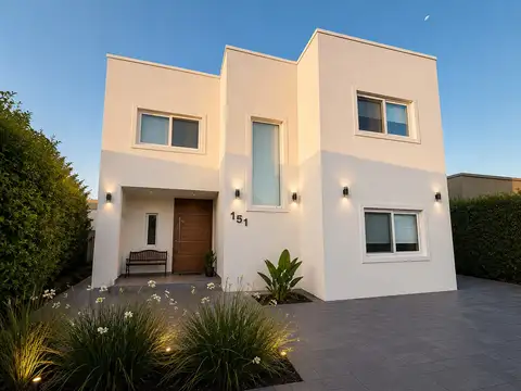 Casa  en Venta en Santa Guadalupe, Pilar del Este, Pilar