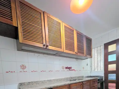 Departamento: 2 Amb. al frente con Balcón. Cocina y baño completos. Impecable estado. Excelente ubic