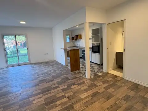 Casa 4 ambientes con 2 baños