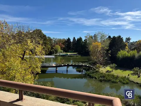 Venta de Departamento 3 ambientes con balcón y parrilla en Villa del Lago Pilar centro