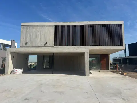 CASA SUPER MODERNA A ESTRENAR EN TERRALAGOS. CALIDAD 100%