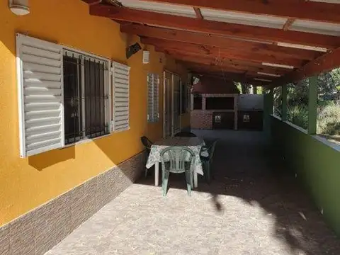 Casa 6 ambientes con 2 baños