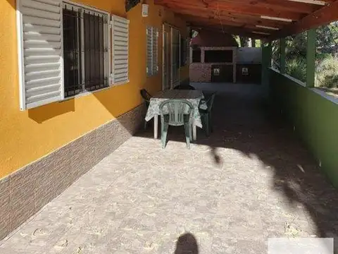Casa 6 ambientes con 2 baños