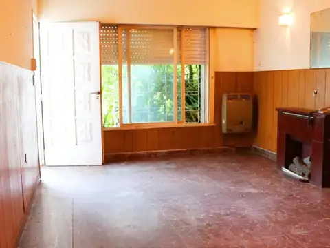 Casa 6 ambientes con 2 baños